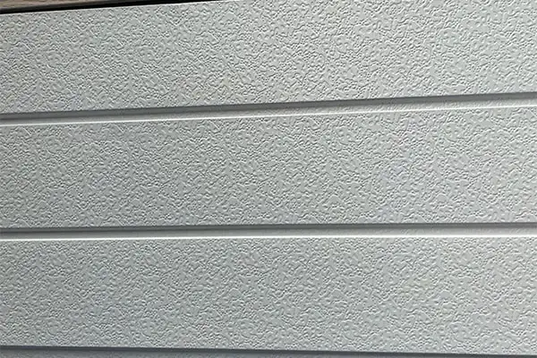 Renovación de fachadas en tres días: paneles de metal tallado remodelan el ritmo de construcción