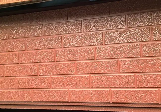 Tablero colgante tallado en pared exterior